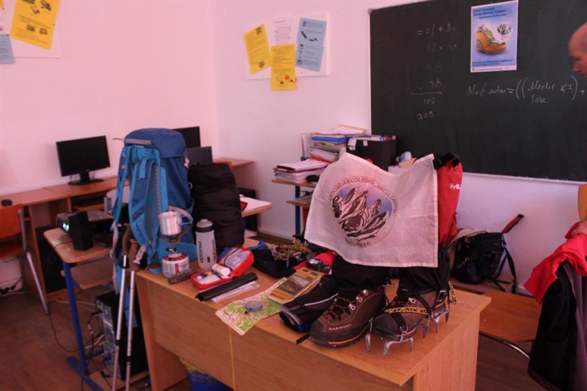 Cursuri de eco-turism  “ Pe cărări de munte “realizate in colaboarea cu Liceul Tehnologic Nicolae Balcescu.