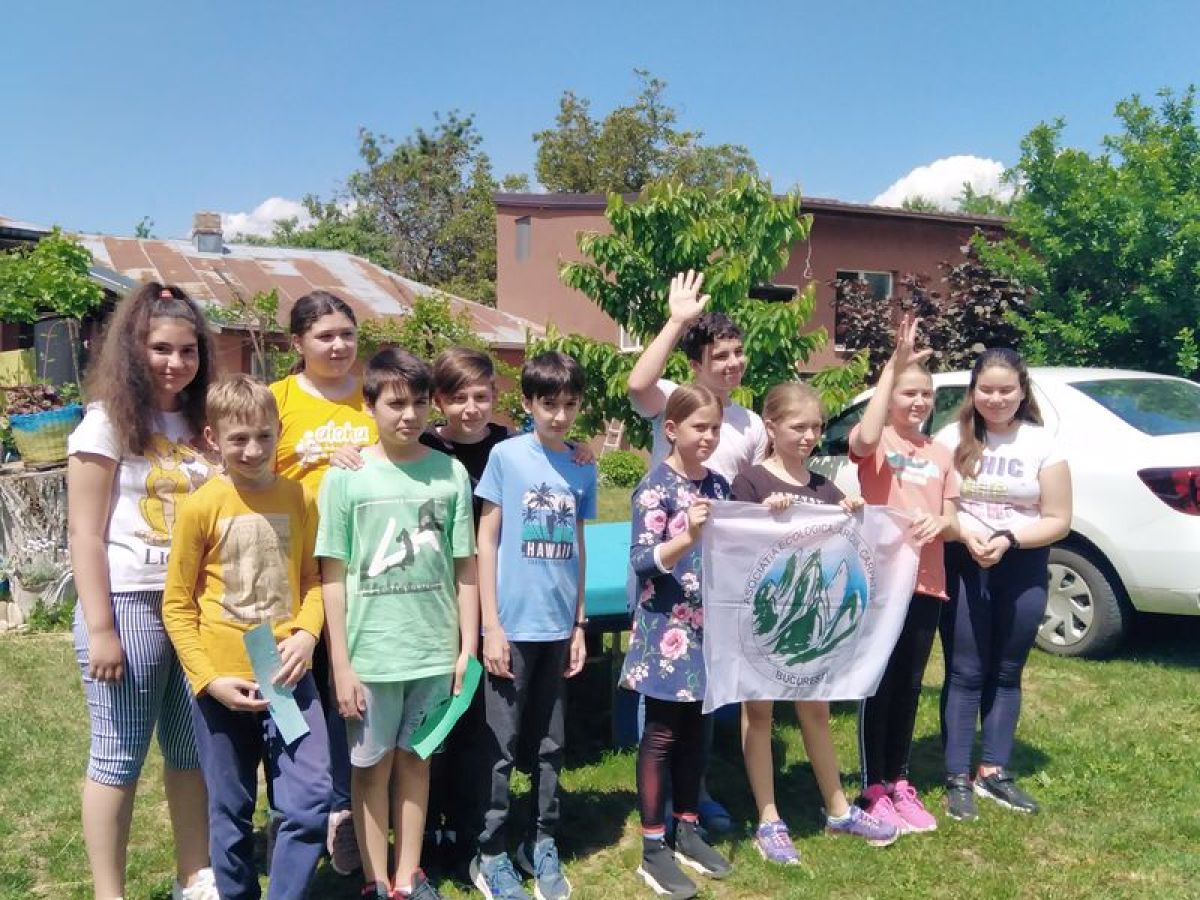 "Pe cărări de munte" - activitate derulată în cadrul cercului de turism desfășurat în Liceul Tehnologic Doamna Chiajna, având drept scop conștientizarea,